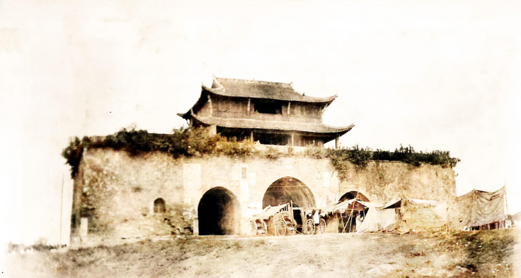 100年前的江苏南京,荒芜的城墙,废弃的藏兵洞和破烂的明故宫
