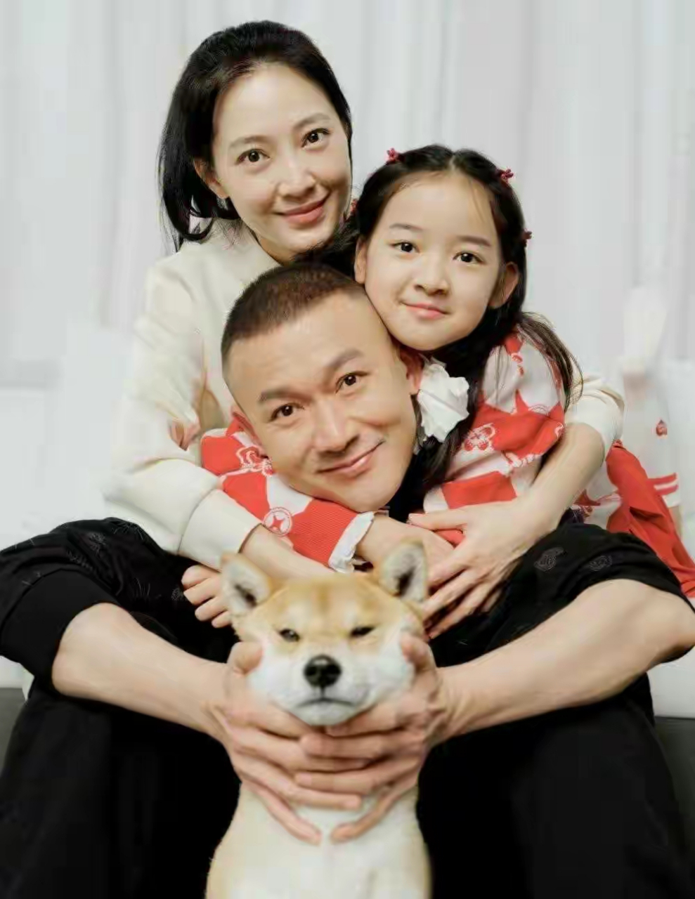 聂远在社交平台晒出全家福照片,并配文: "一加二加三加四",这四个数字