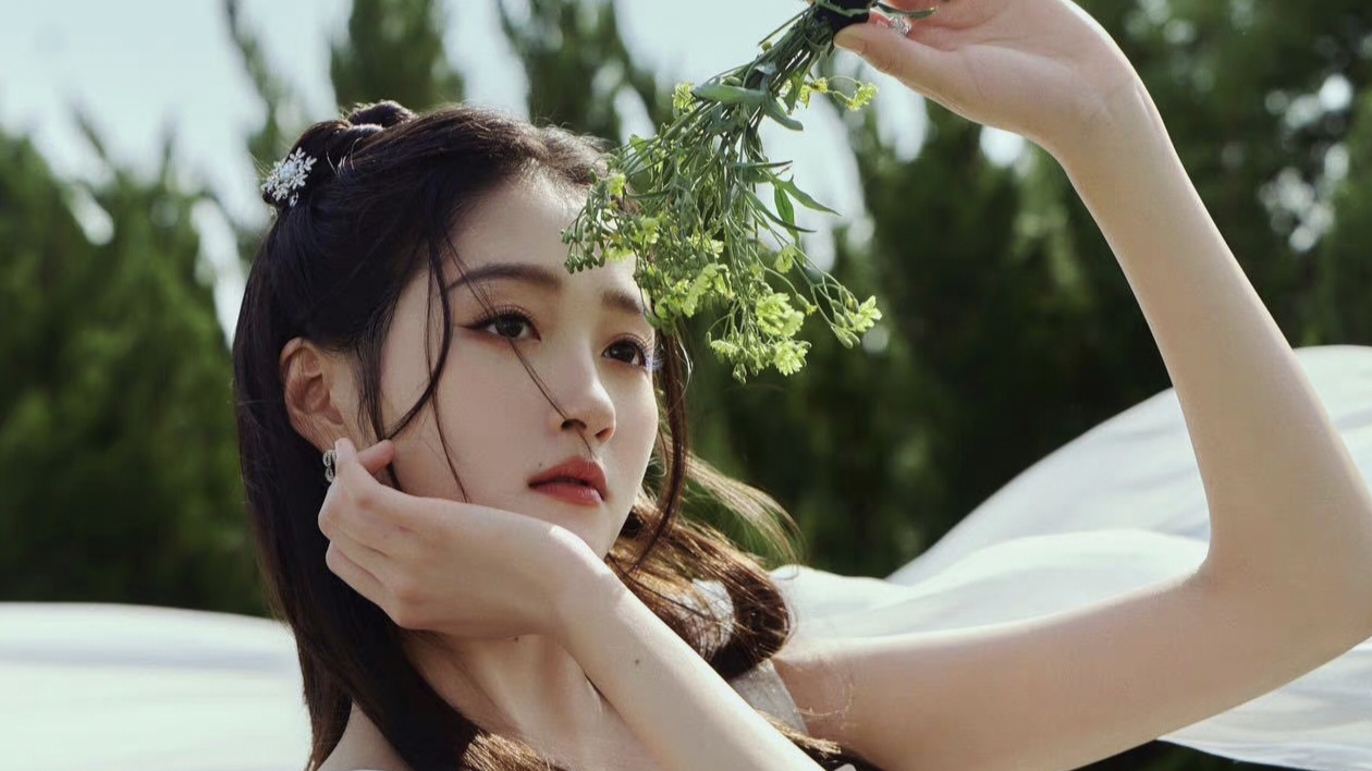 关晓彤北影节亮相,露腿造型惊艳全场