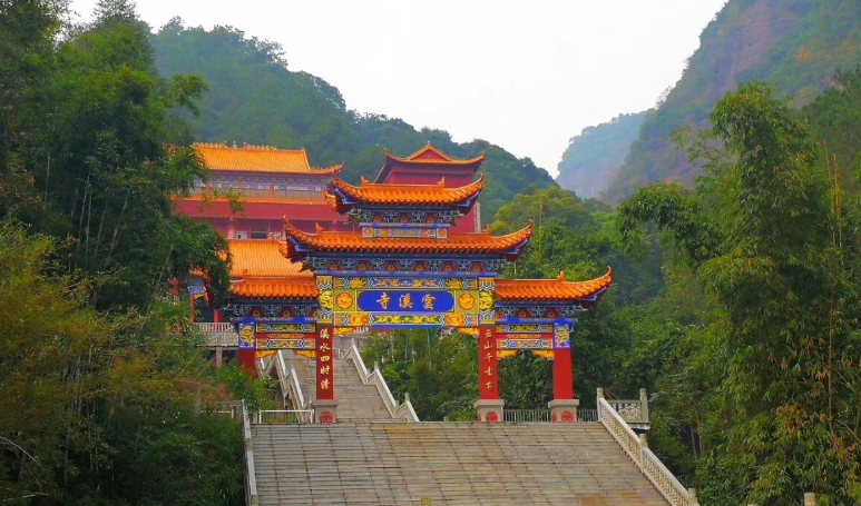 广西容县的都峤山,作为桂东南著名的名山之一,因其壮丽的丹霞地貌和