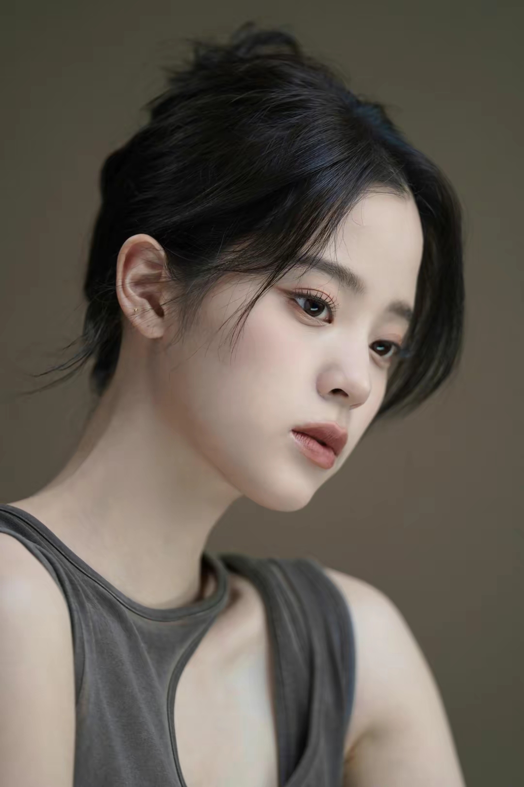 欧阳娜娜深灰色背心搭配牛仔裤,盘发典雅,妆容细腻入微,令人陶醉