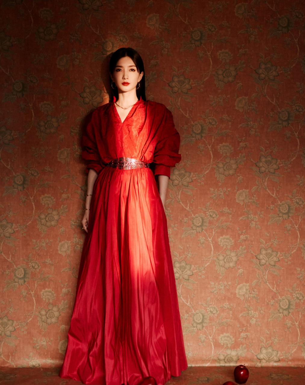 江疏影好美,一袭红裙,娇艳妩媚,青春靓丽,浑身散发着迷人的气息!