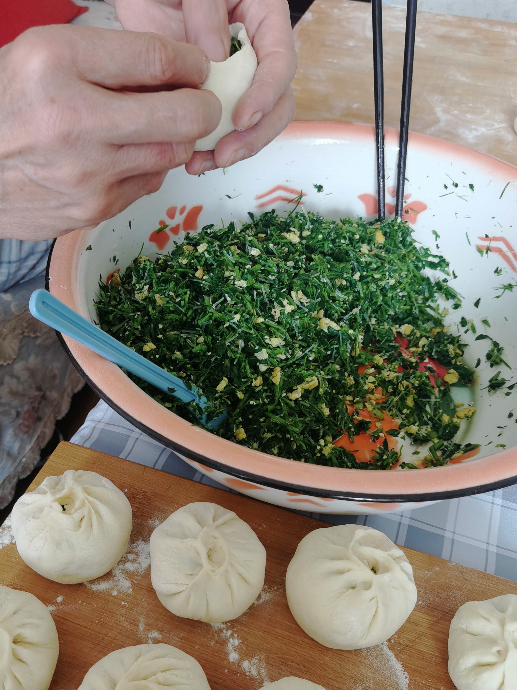 自然的馈赠新鲜采摘的苜蓿包子安排