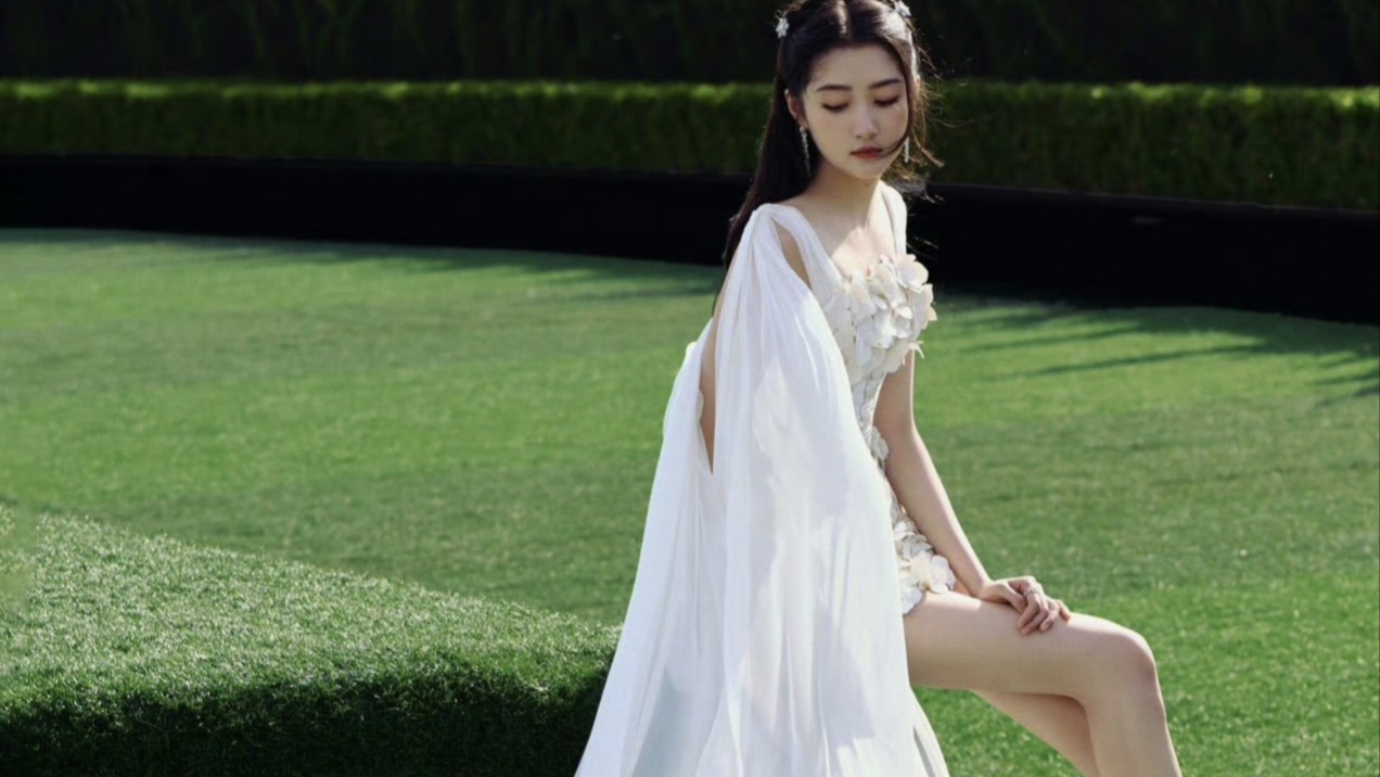 关晓彤北影节亮相,露腿造型惊艳全场