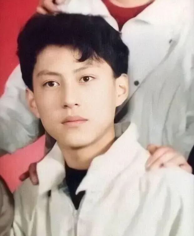 他的上面有一个姐姐,下面有一个妹妹,作为家中唯一的男孩,靳东自小就