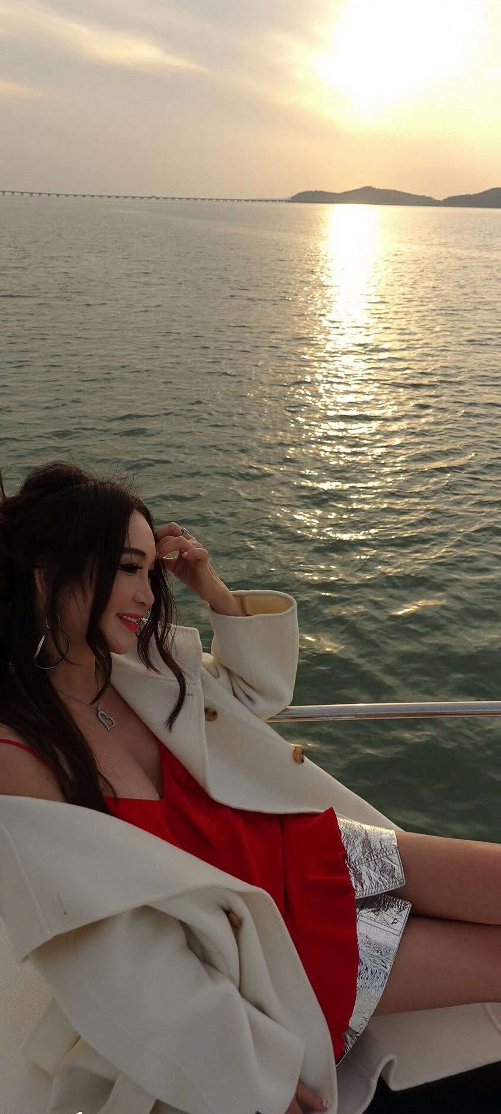 不老女神温碧霞泳装游艇美拍