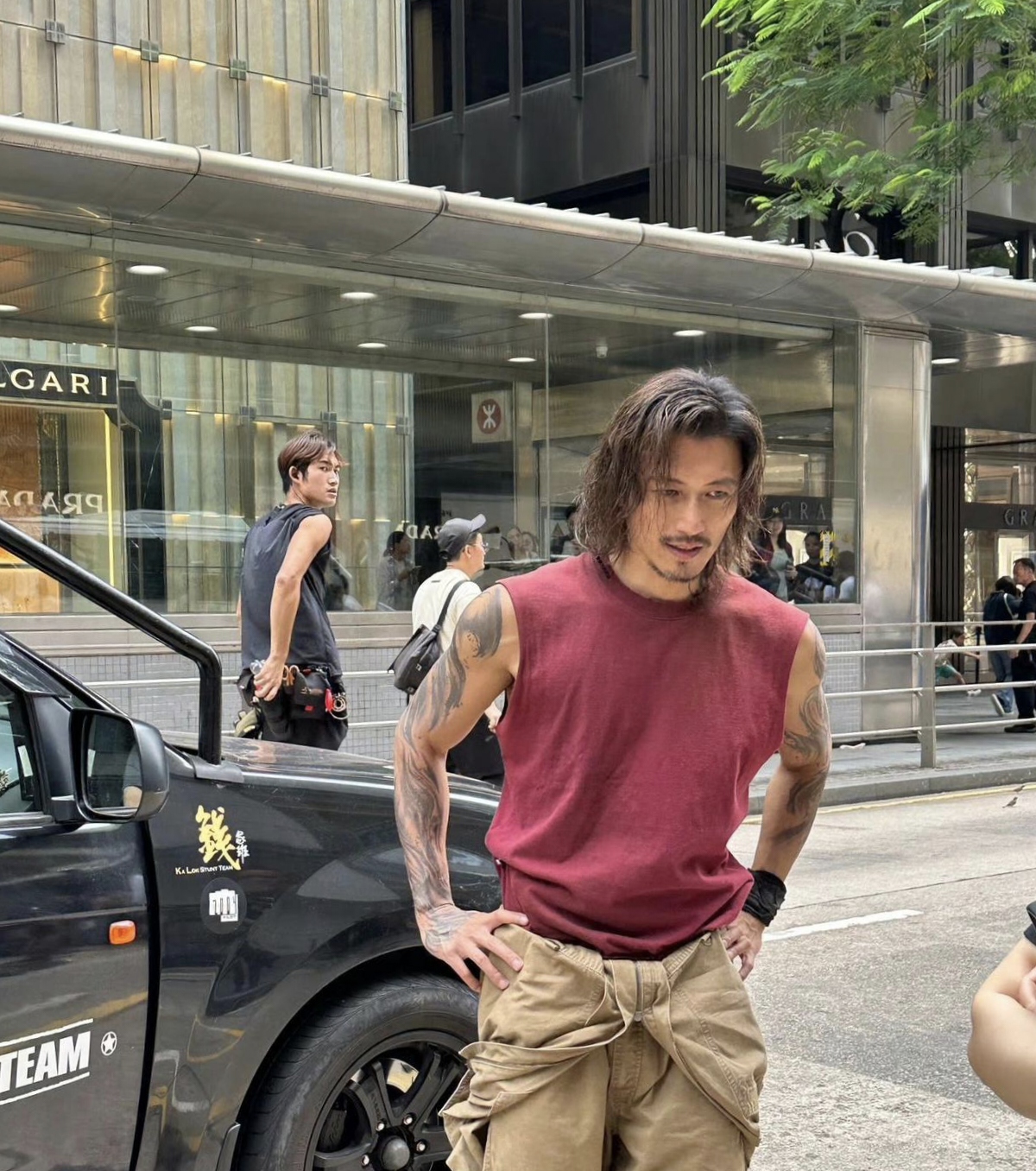 谢霆锋拍戏生图,他这次的长发胡子大花臂造型很邋遢,换个人很难驾驭