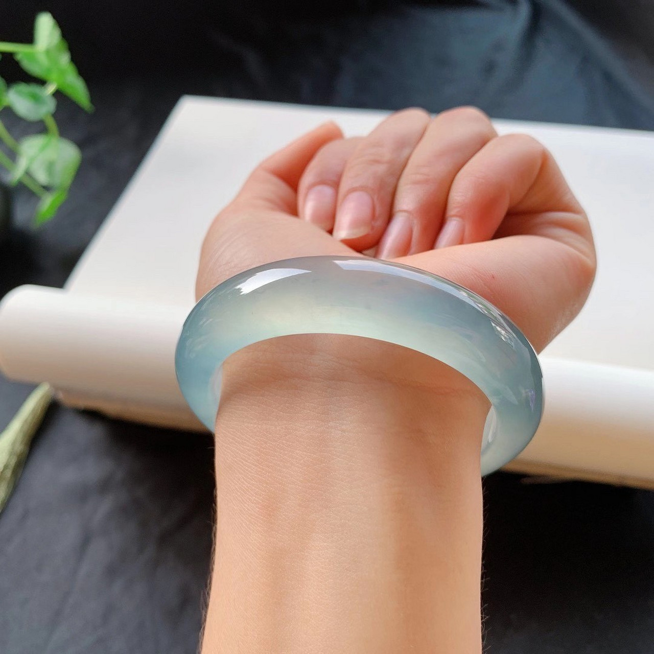 高冰天空蓝翡翠手镯 冰蓝水,通透水润,冰感十足,饱满水润大方,冰底