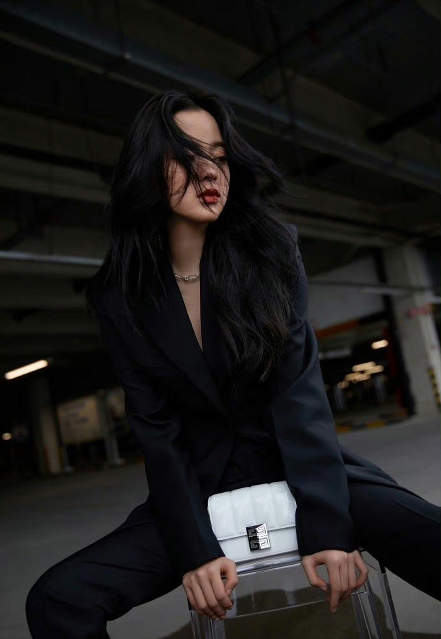 欧阳娜娜,黑色西服,有点飒!