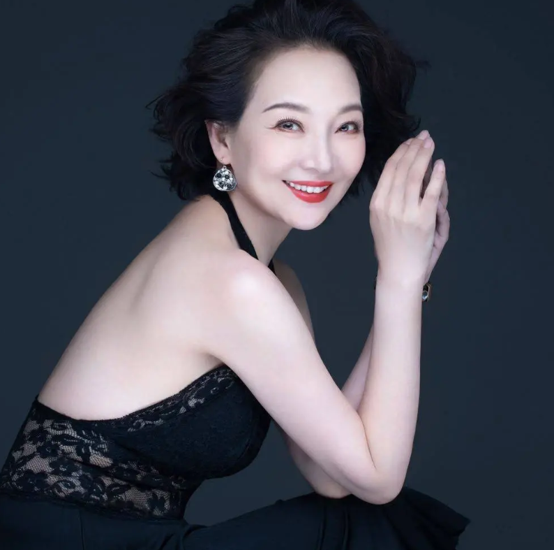 马羚:与前夫离婚后,一个人带孩子,如今和89岁老母亲一起