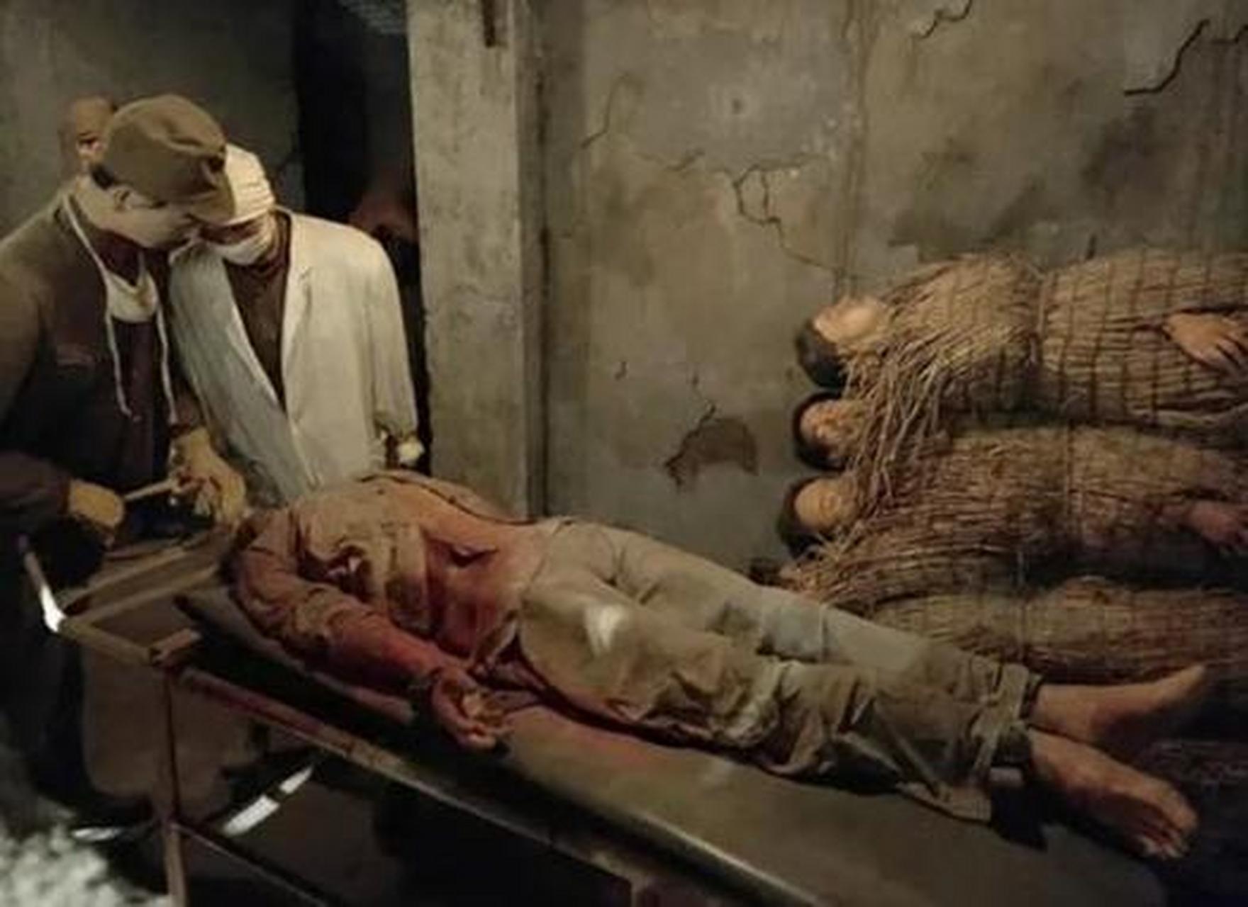 哈尔滨,日本731部队实验室里,日本军医正在用活体做实验时的情景