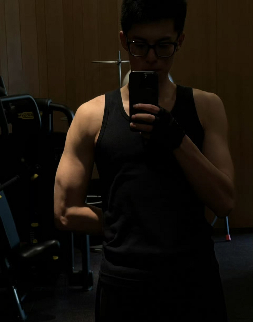 王鹤棣晒健身照,手臂肌肉线条好明显,很有男友力,有点好奇有肌肉的
