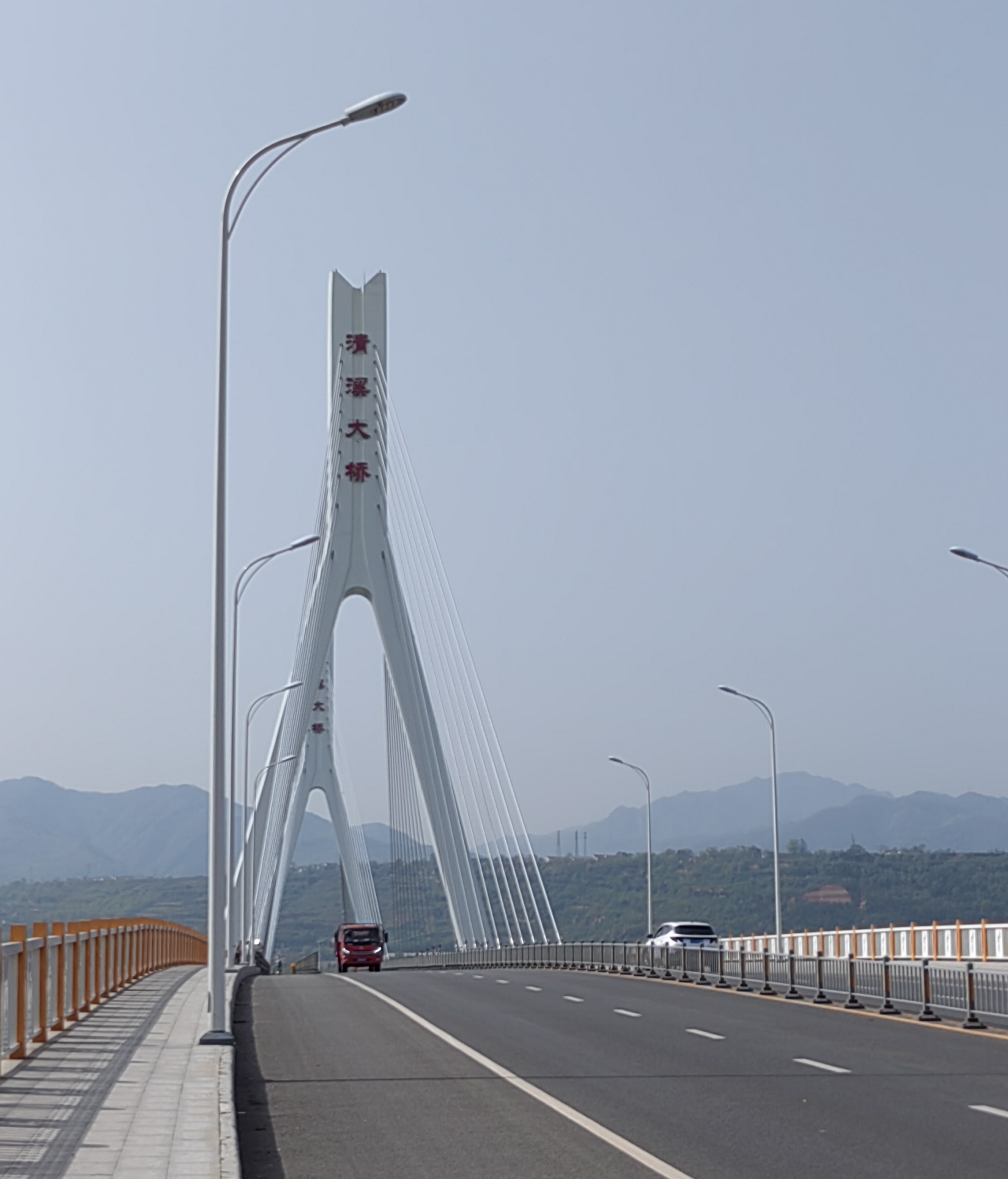 宝鸡渭河相邻的两座双塔斜拉桥——清溪大桥和陈仓大桥,在为渭河两岸