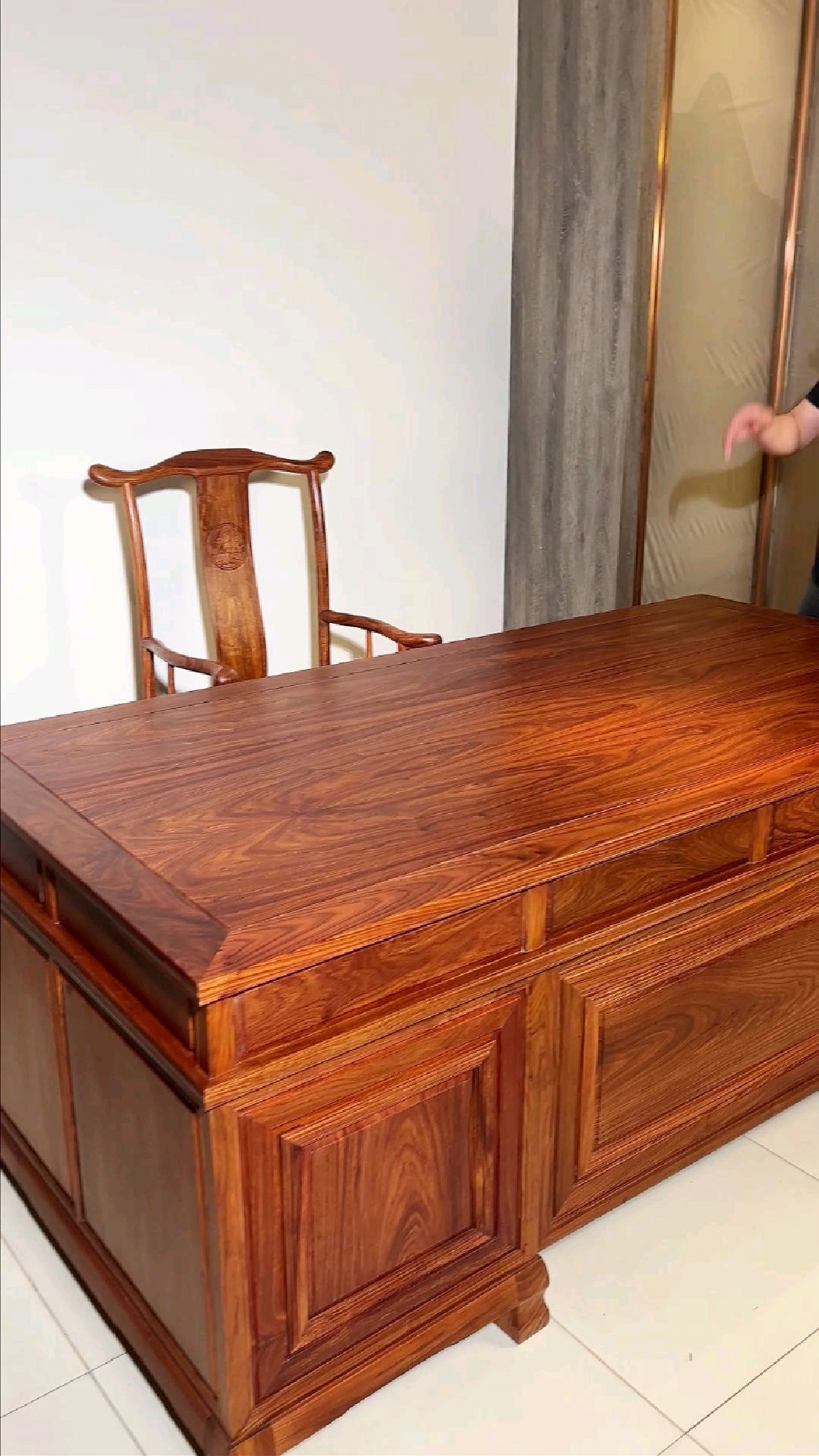 一款素面风格的办公台,简约,大气又儒雅#红木办公台#刺猬紫檀