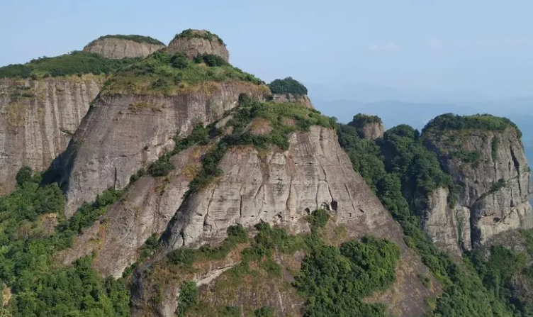 广西容县的都峤山,作为桂东南著名的名山之一,因其壮丽的丹霞地貌和
