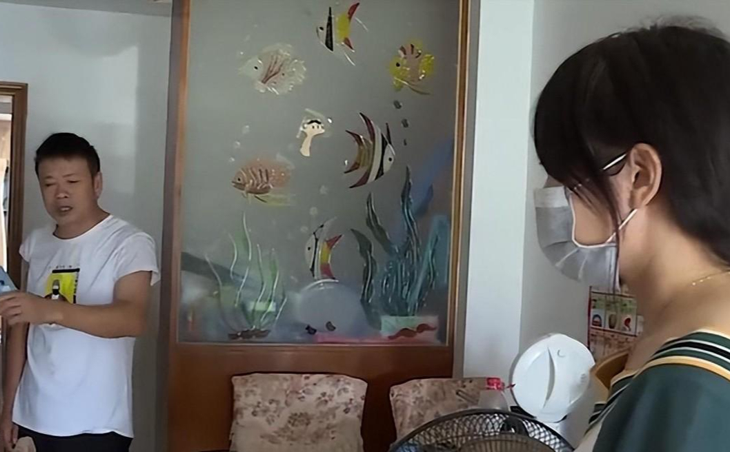 原来,在一次户外出行时,唐宗亿发现妻子和其他男人单独说话,而且态度