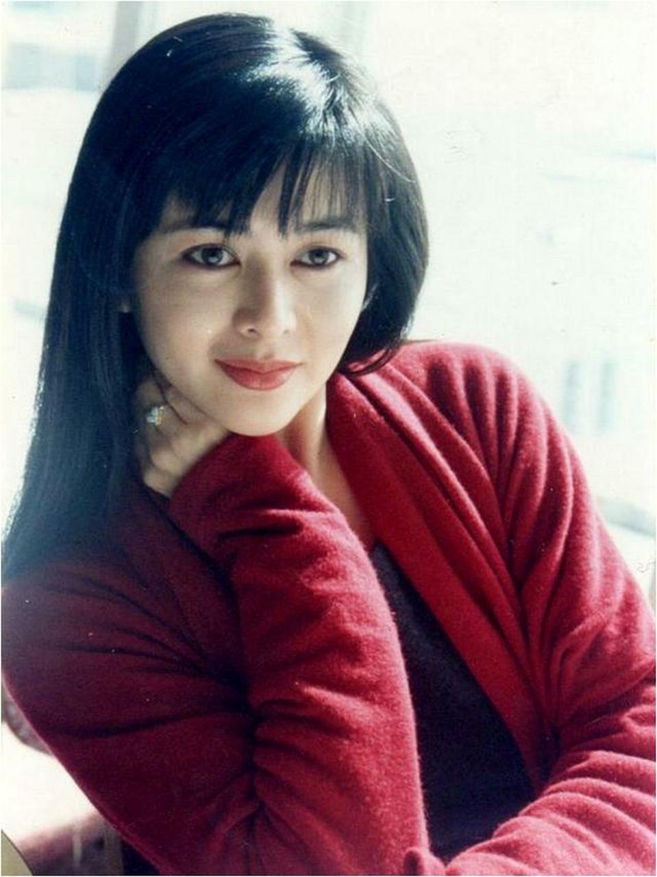 关之琳,感情之路波折重重却婚姻难守.