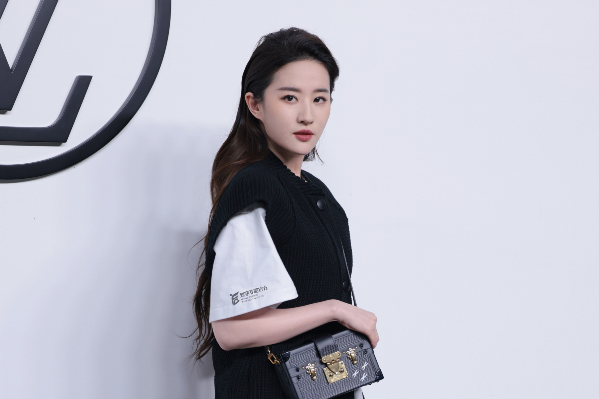 刘亦菲亮相寰游时装秀,黑白拼接针织t恤搭配蓬裙仙气飘飘!