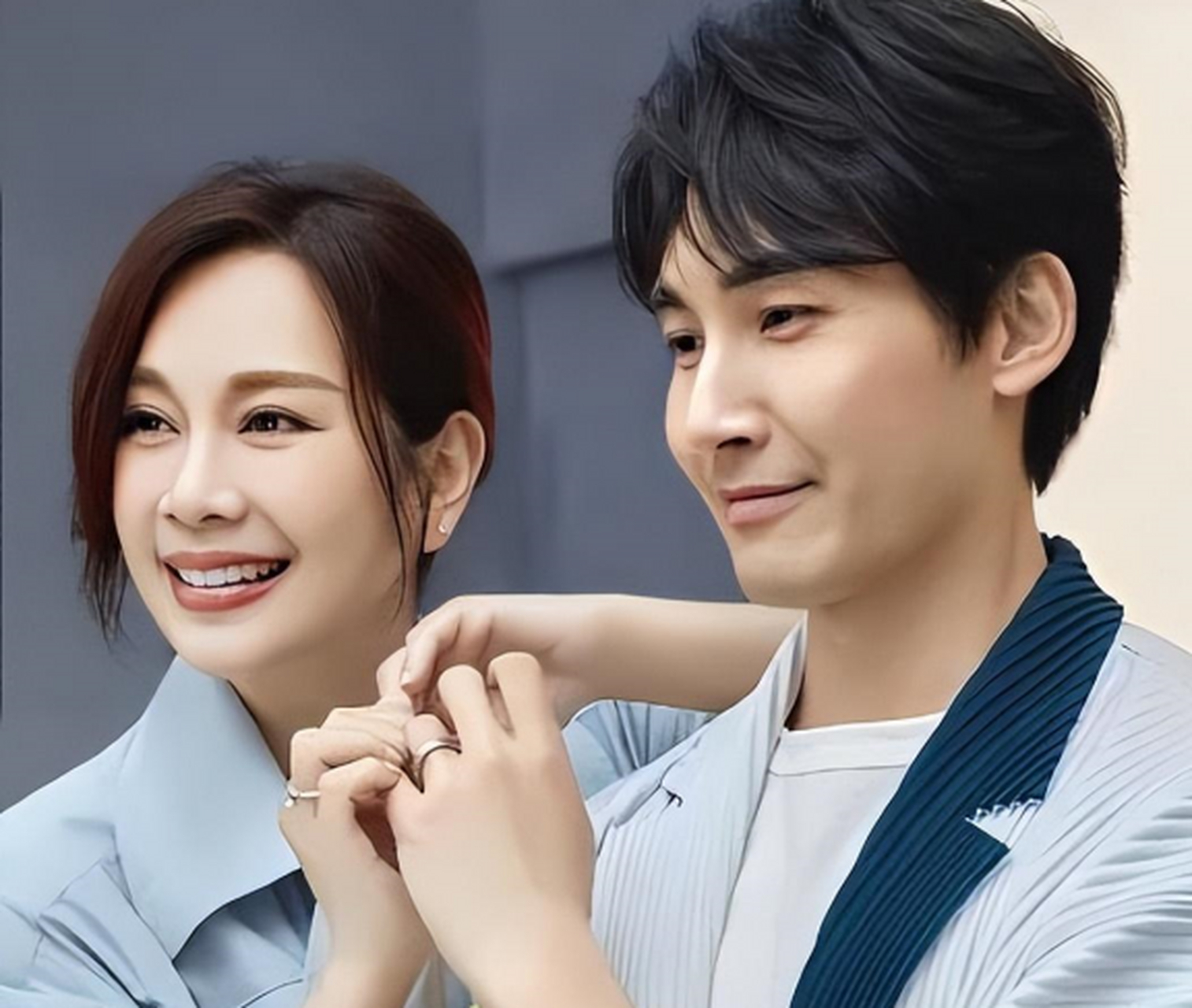 香港老牌美女演员陈松伶携丈夫张铎返港,共赴与陈淑芬纪念展的聚餐之