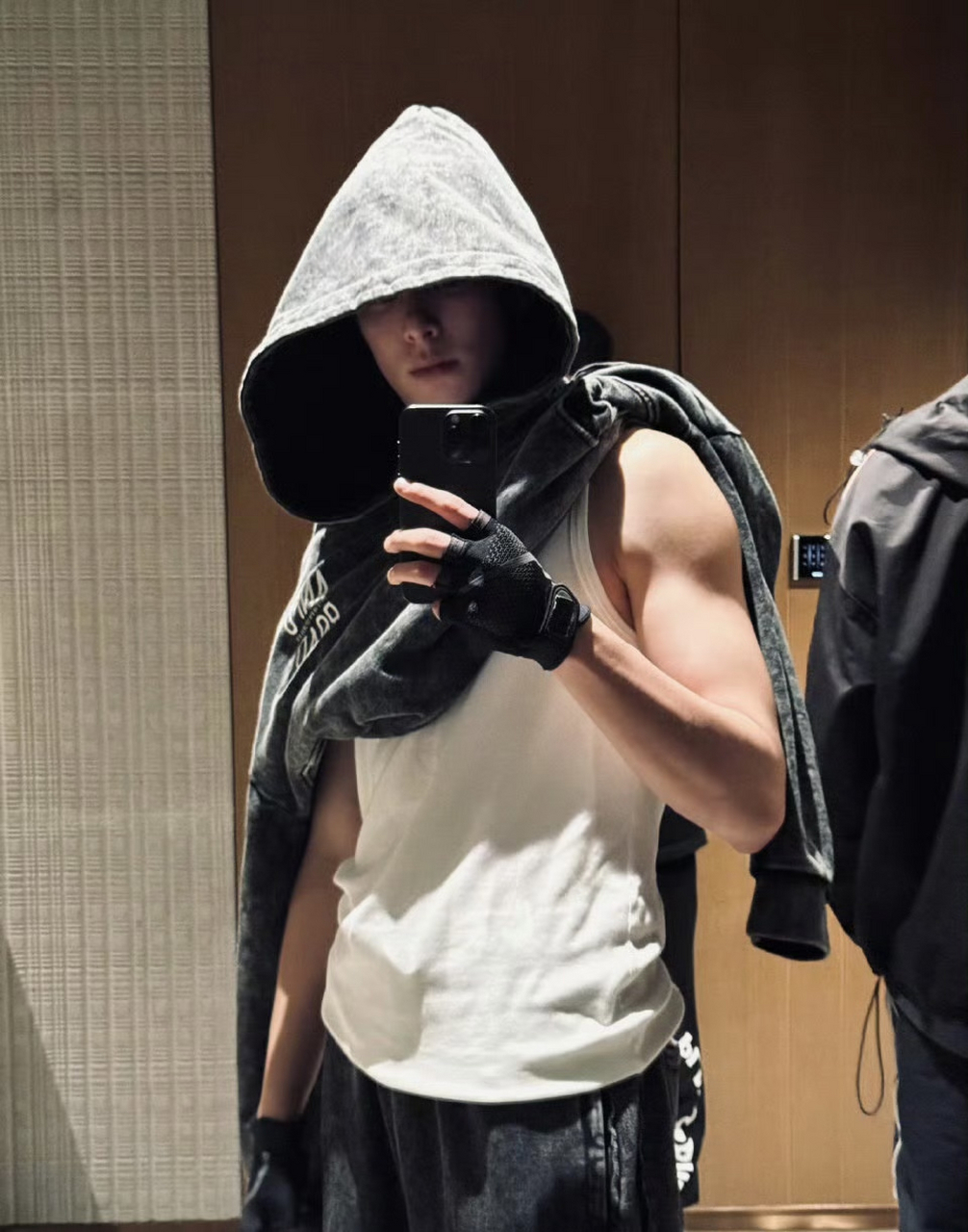 王鹤棣晒健身照,手臂肌肉线条好明显,很有男友力,有点好奇有肌肉的