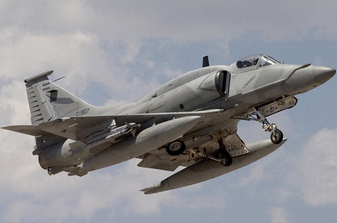 阿根廷空军决定购买24架二手f-16a/b战斗机,放弃"枭龙"战斗机