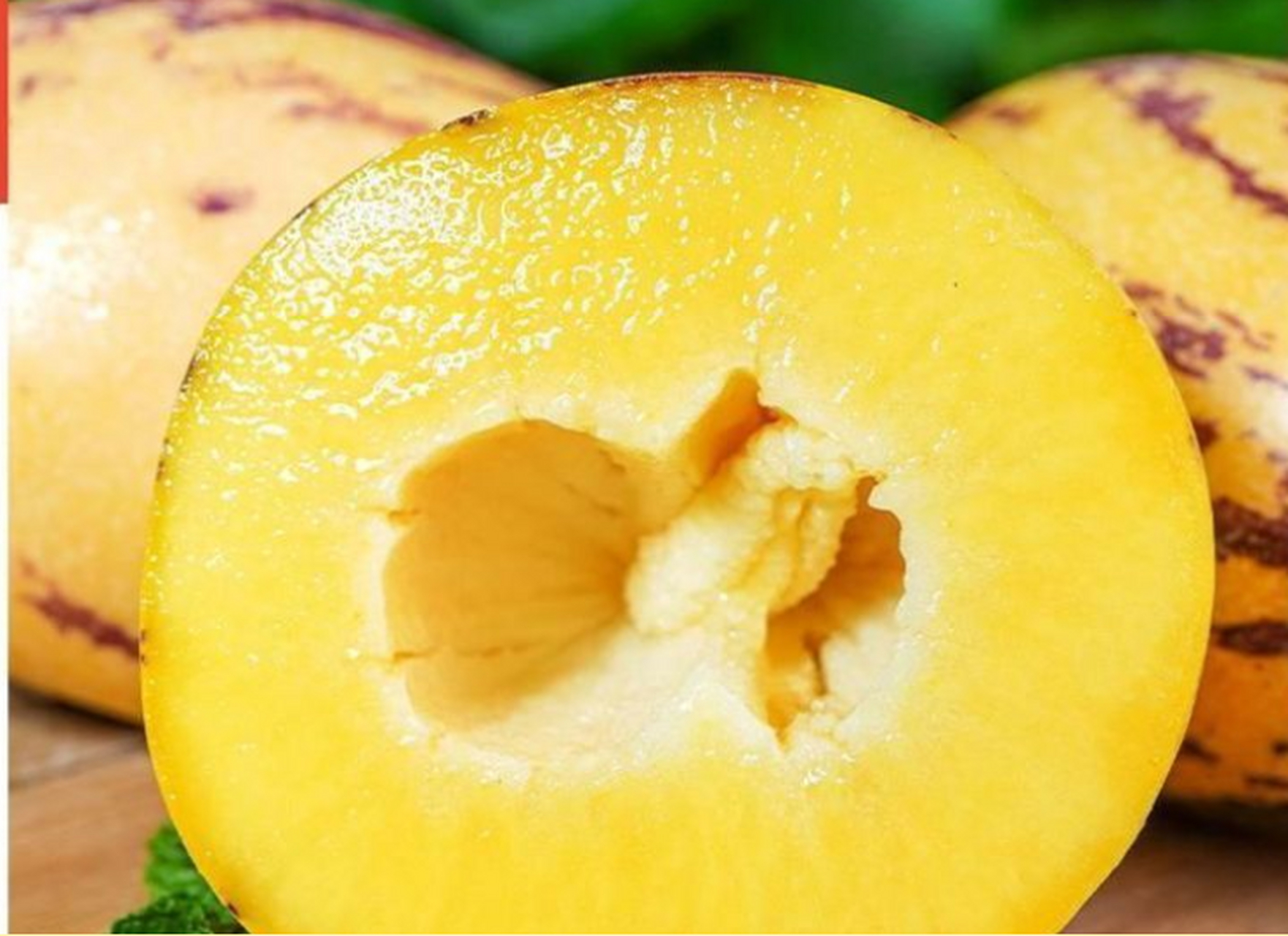 甘肃民勤出产的人参果,果实肉黄饱满,树上熟,新鲜当季,口感鲜美.