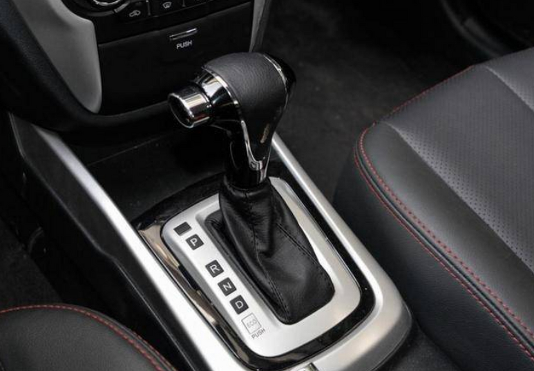 自动挡汽车档杆设计有蛇形和线型两种,各有优缺点.