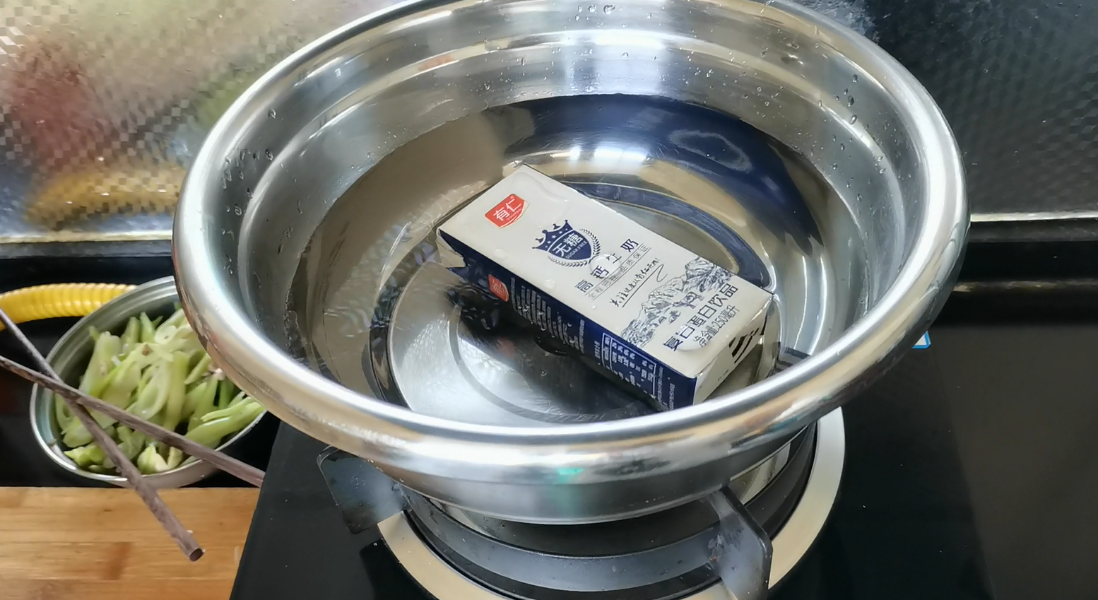 盒装牛奶应该怎么加热?可惜很多人都做错了,为了家人健康别忽视