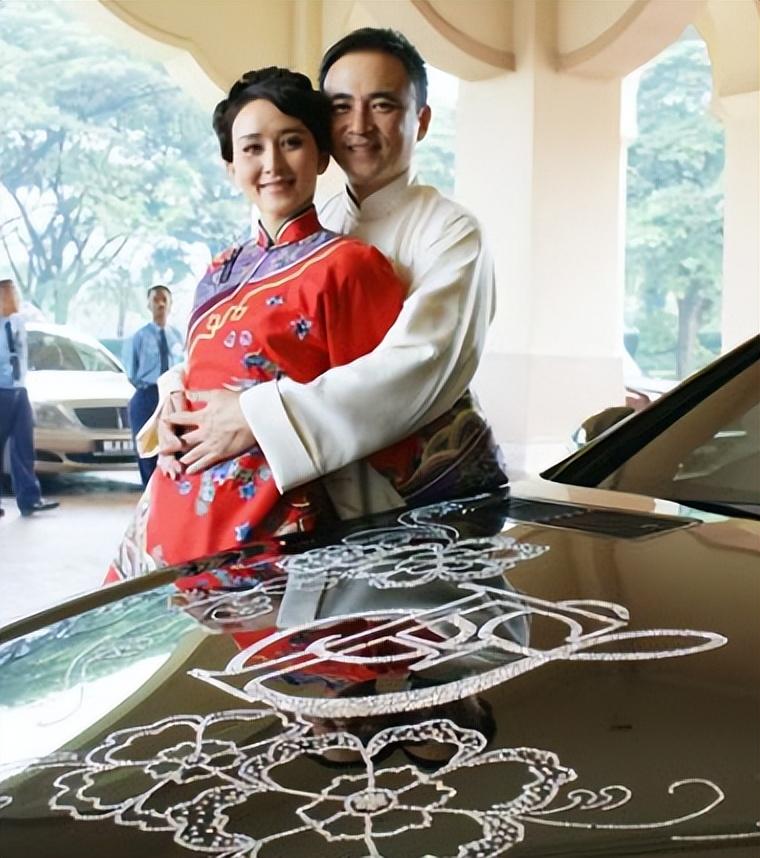 婚纱手工所制,价值百万,头纱镶50万钻石,手上佩戴近百万的超大钻戒,仅