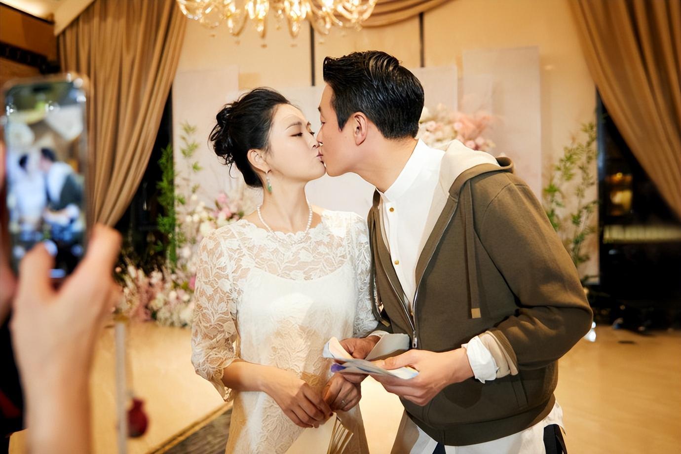 佟大为晒合照祝贺结婚16年,与关悦爬山庆祝,夫妻贴脸撒糖似热恋