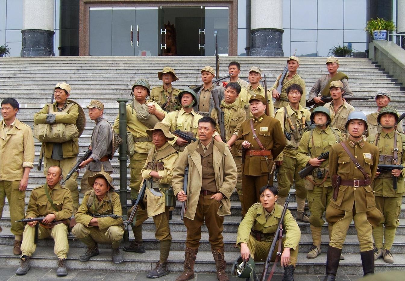 2016年在泰国拍戏期间,段奕宏独自一人去了北碧府,祭奠了在那里长眠的