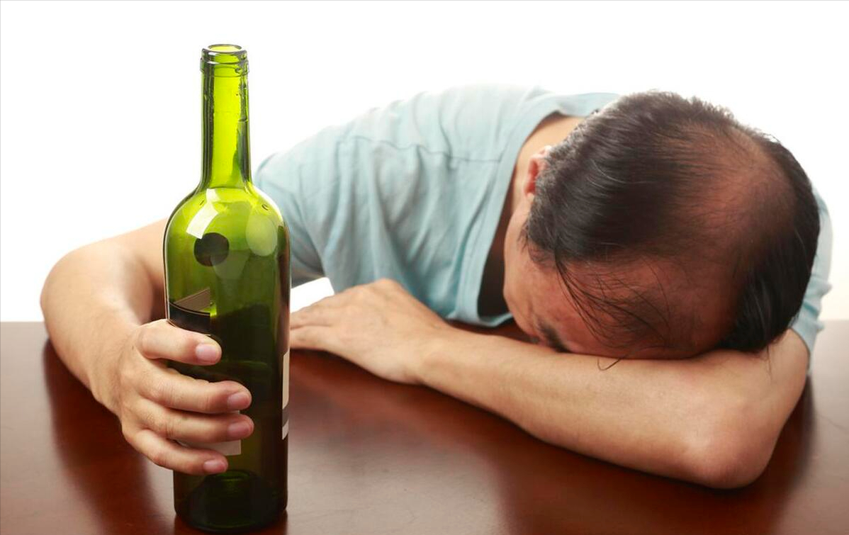 酒类品鉴博主飞飞一杯酒心脏病突发去世,喝酒会伤害哪几个脏器