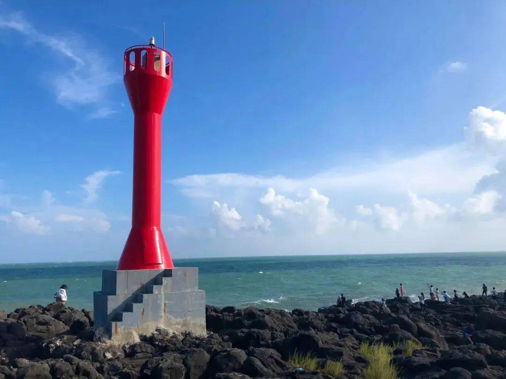 硇洲岛是广东湛江一原生态海岛,人均200元可体验清澈海水,古朴灯塔