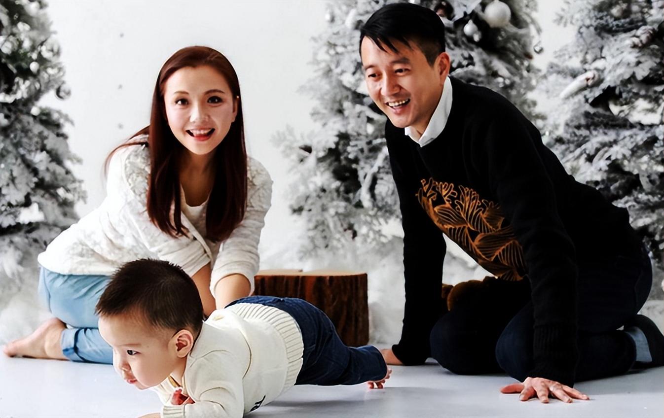 婚后二人有个儿子,如今蔡远航身居幕后,孙茜在台前,私生活很低调.