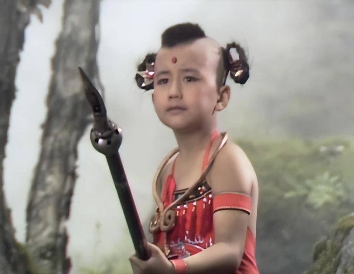 手持红缨枪,穿着红肚兜,古灵精怪,聪明傲气的红孩儿给观众留下很深的