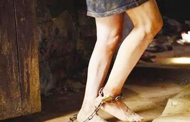 回顾四川男子用铁链将妻子绑树上5个月妻饿死后娘家为其开罪