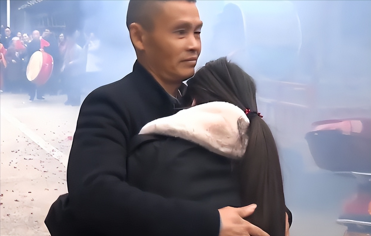 回顾:27年未见的"亲生女儿"意外重逢,独眼光棍的寻亲之旅