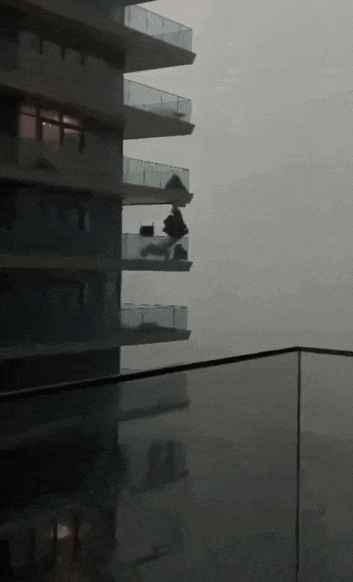 迪拜突发罕见大洪水沙漠变汪洋一天下完一年的雨民众划橡皮艇逃难