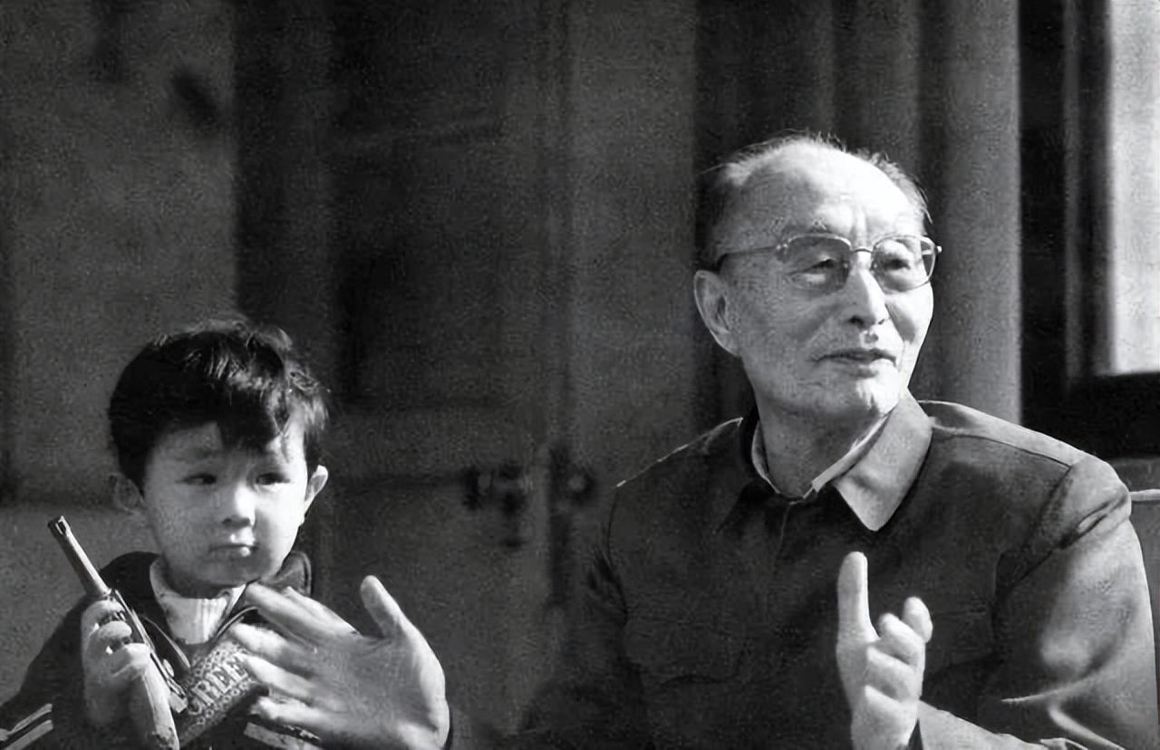 1973年警卫战士被迫退伍张爱萍苦寻其14年你为什么不来找我