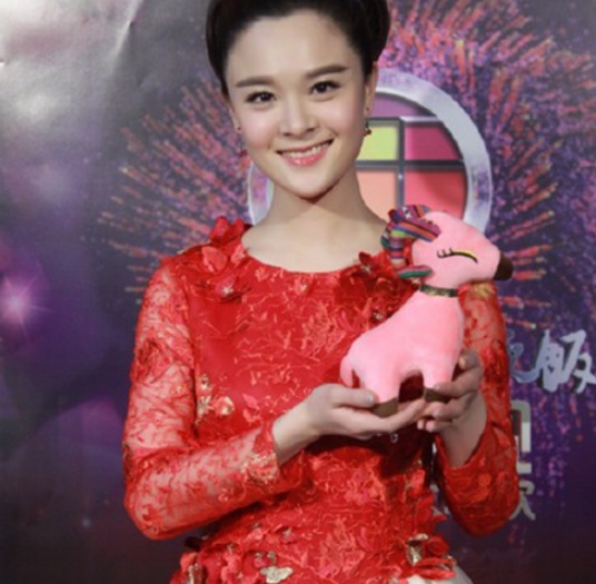 孟小枣(尹馨梓饰)聪明伶俐,招人喜欢,伺候关老爷子尽心尽力,从不昧着