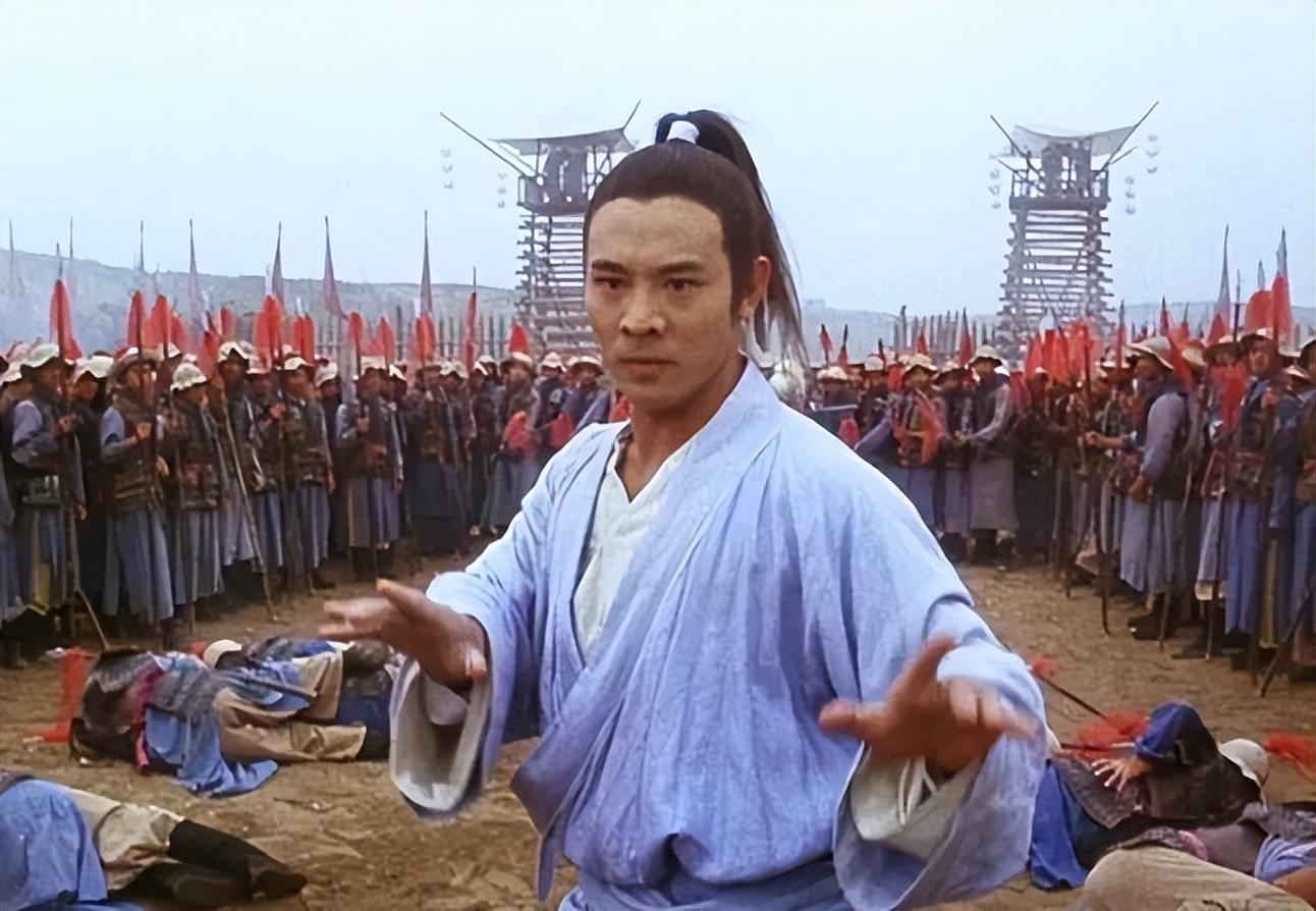 张君宝(李连杰)如今的钱小豪主打"情怀",还在拍摄僵尸题材的影视作品