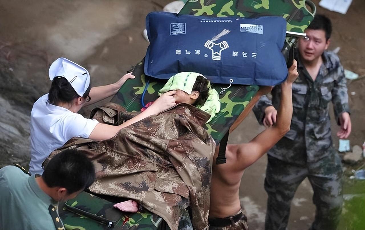 随着声响,消防官兵搬开连接车厢处的残骸,意外地发现了一只小手晃动着