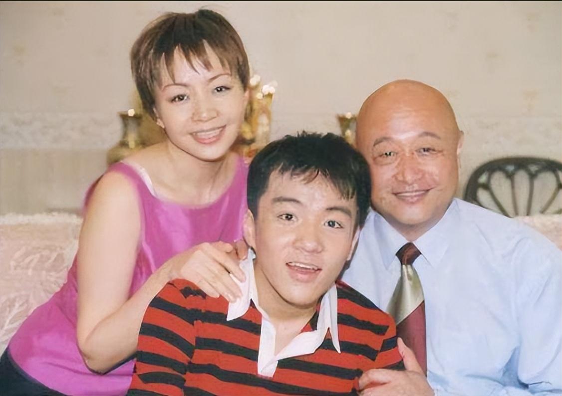 然而在演员和学业上,孟智超听从了家人的建议退圈回到了学校里,正是