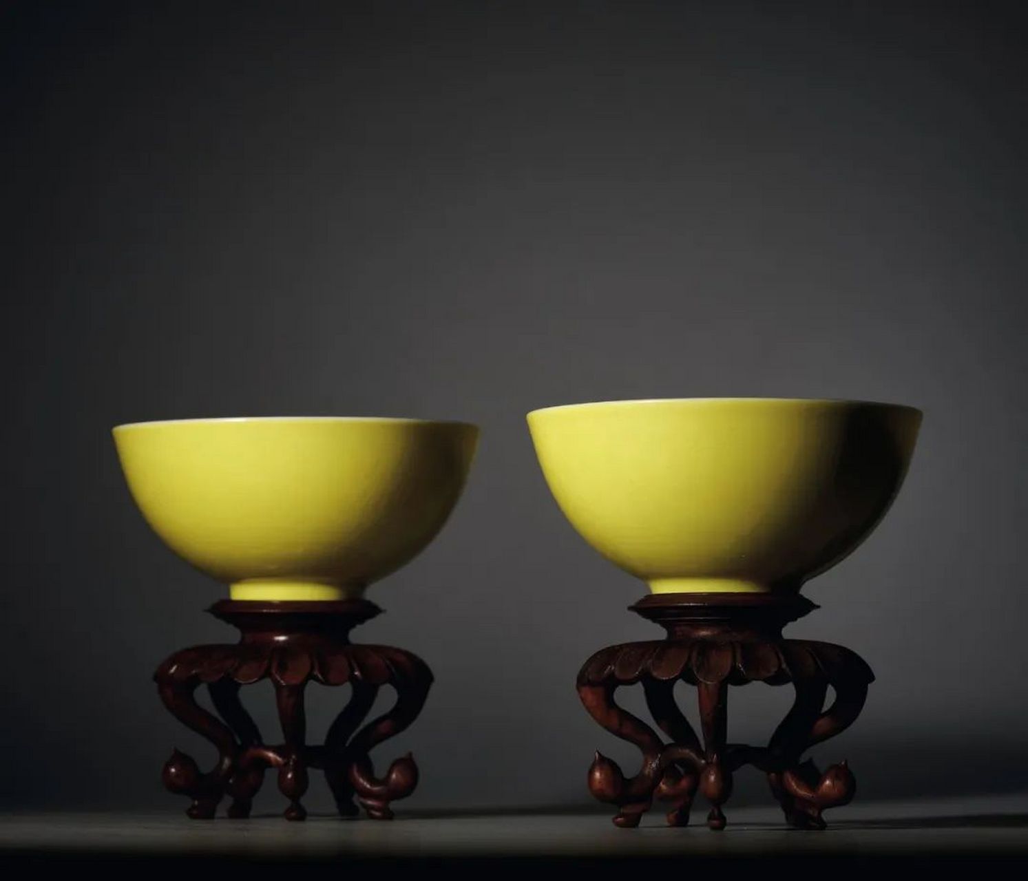 清雍正柠檬黄釉小杯,形小巧俊秀,黄釉明丽夺目,底部署"雍正年制"楷书