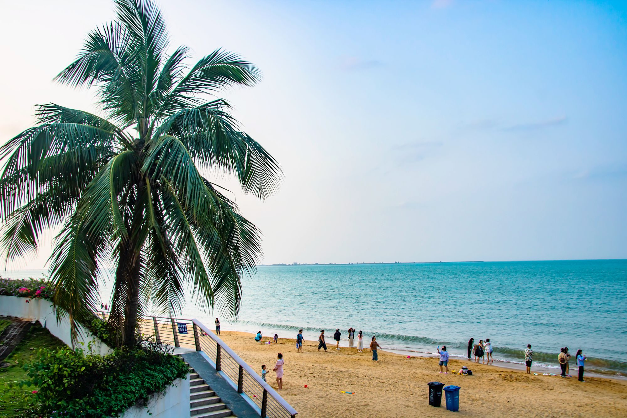 海口西秀海滩公园,坐拥绝美海南线,均温24°c,感受热带雨林魅力