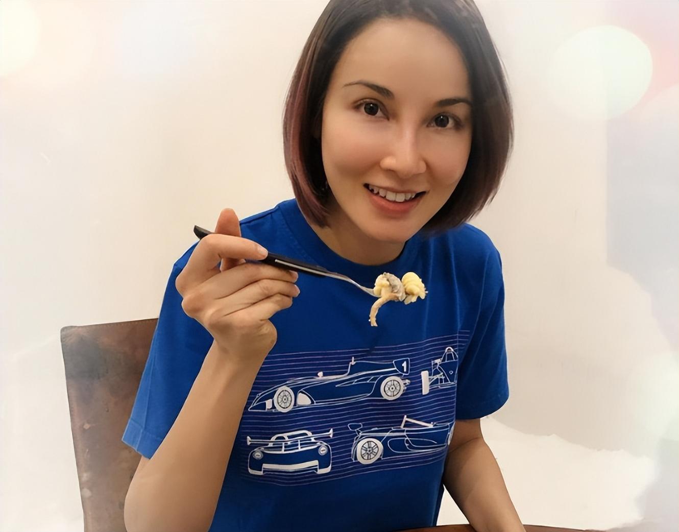 雅夫人(雪梨饰)有着风华绝代之姿,对于一个弱女子而言只能是在夹缝中