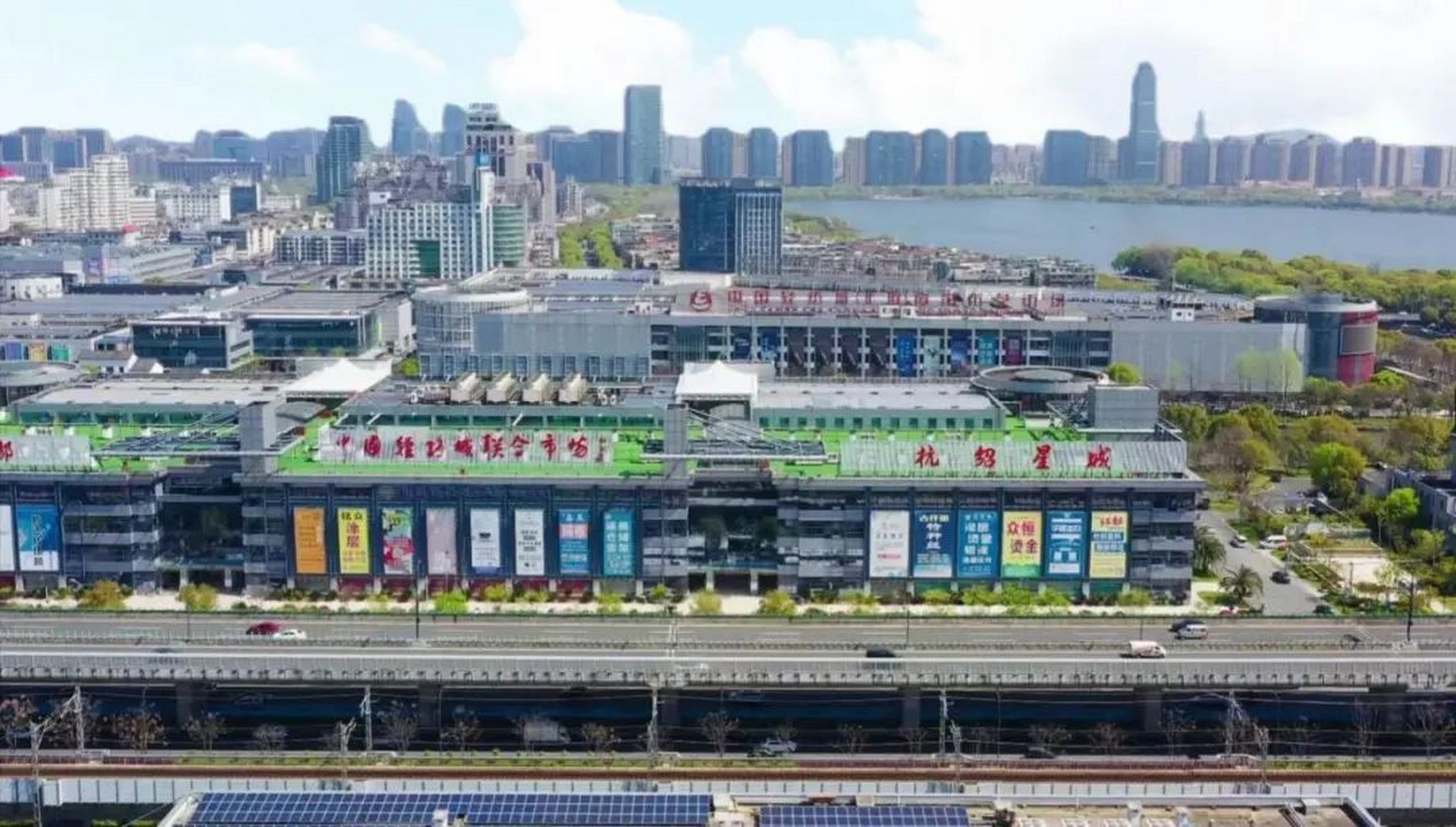 浙江绍兴柯桥的中国轻纺城,不仅是全球最大的集散中心更是创新风暴眼