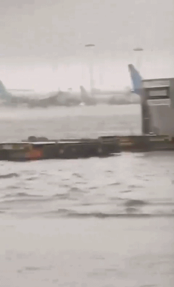 迪拜突发罕见大洪水沙漠变汪洋一天下完一年的雨民众划橡皮艇逃难