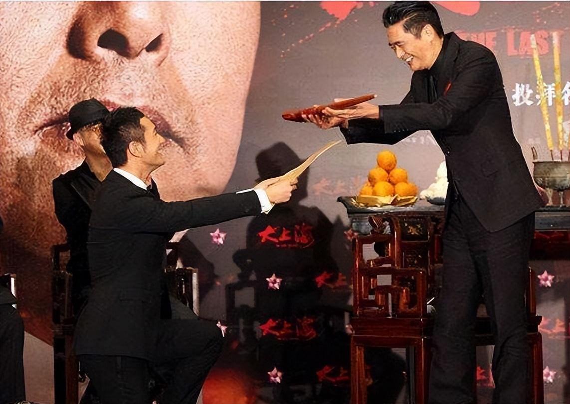 黄晓明先是找到了丽珠集团的林建岳牵线未果,后又找到了华谊兄弟的