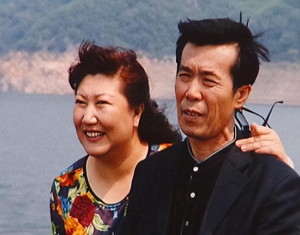 此后何庆魁与高秀敏俩人合作如鱼得水,一个创作剧本一个台前演出,火的